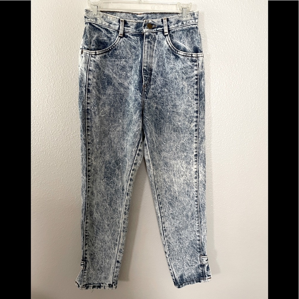 Vintage 80s acid wash high waist denim jeans, Chic brand. Bow accent at ankle